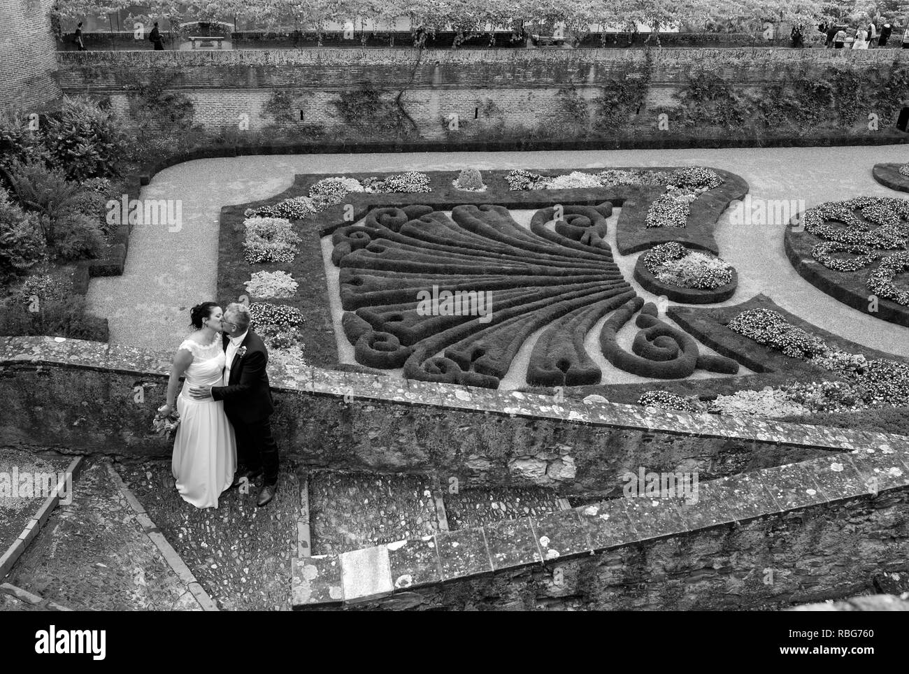 Sposi novelli kissing, la Berbie Palazzo Vescovile giardini, Albi, Francia meridionale Foto Stock