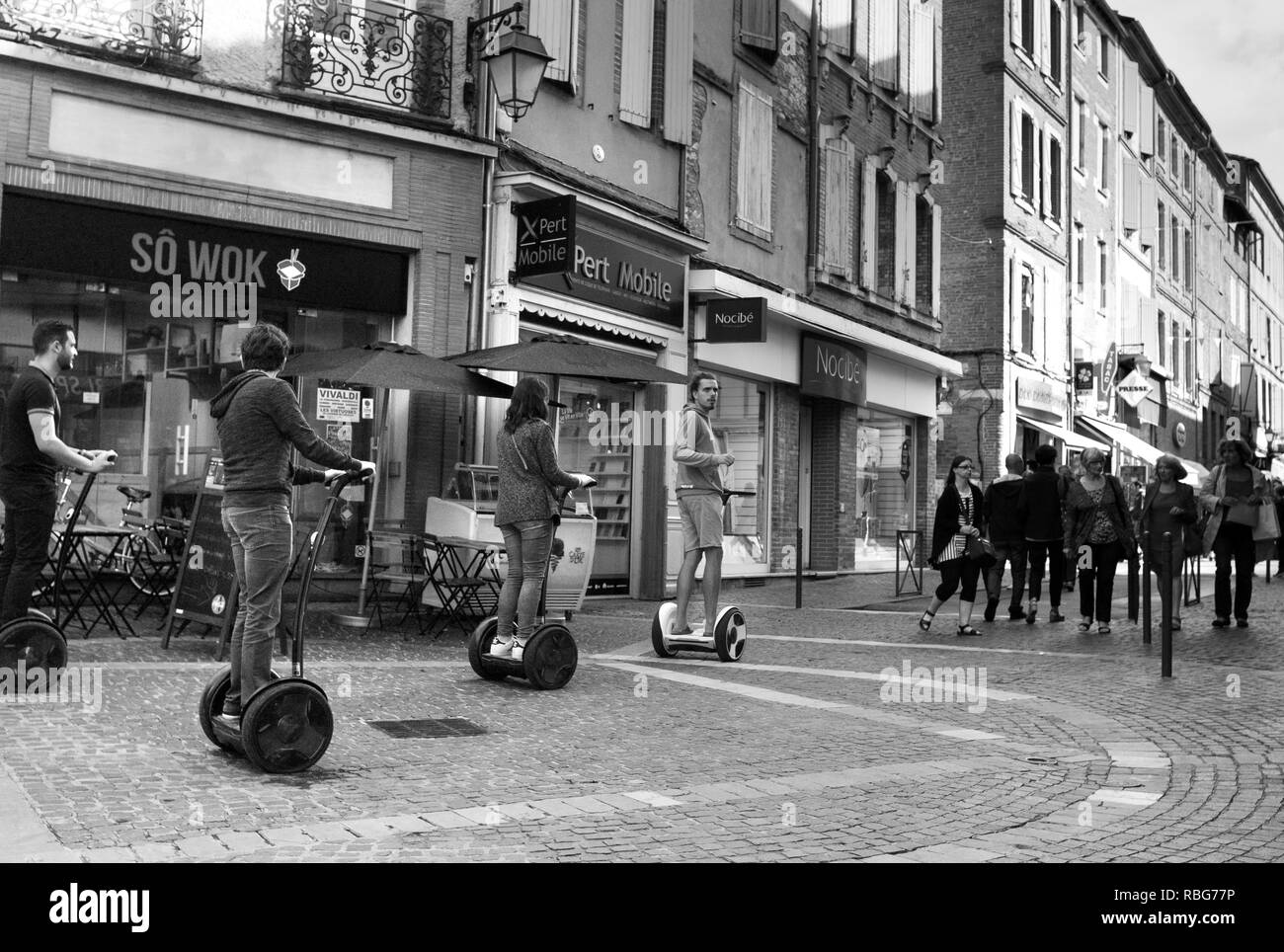 Segway tour su Rue de Verdusse, Albi, Francia meridionale Foto Stock