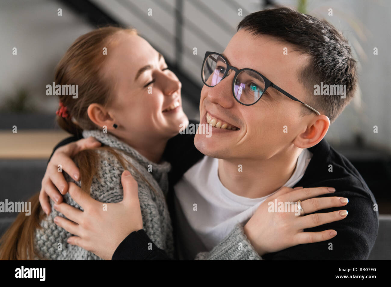 Due persone, l uomo e la donna nel cafe abbracciava, ridendo e godendo il tempo spesa con l'altra. Matura in amore su una data. Una storia di amore e il giorno di San Valentino Foto Stock