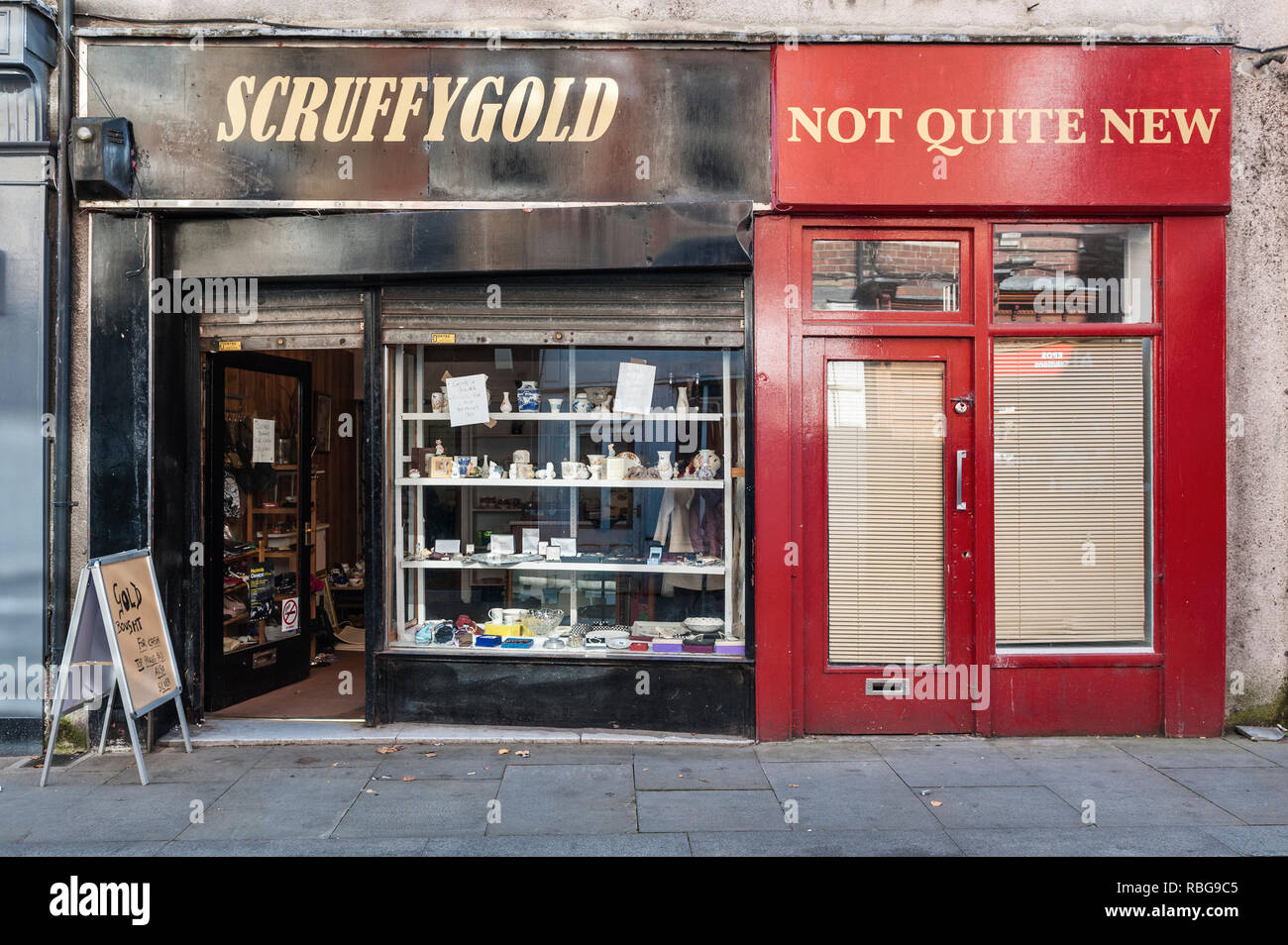 Bishop Auckland, County Durham, Regno Unito. Un negozio comprare oro e oggetti in argento per contanti nel centro di questo premuto ex mineraria e città industriale Foto Stock