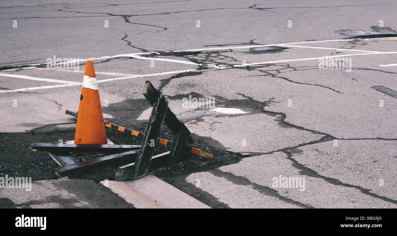 Cono di sicurezza su rotte su strada asfaltata. Foto Stock