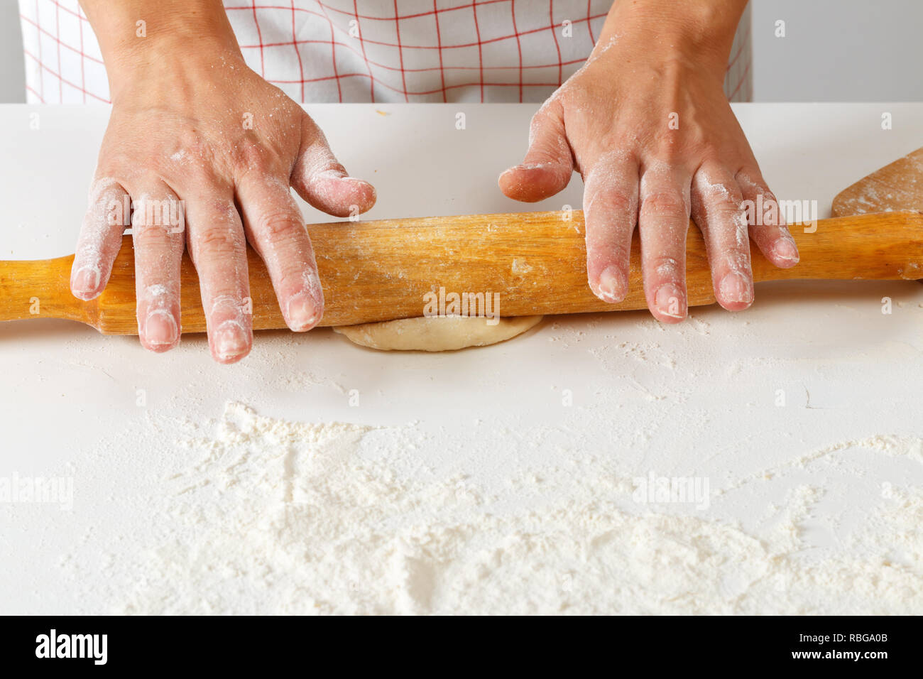 Donna rotola fuori crudo fresco di pasta con perno di rotolamento Foto Stock