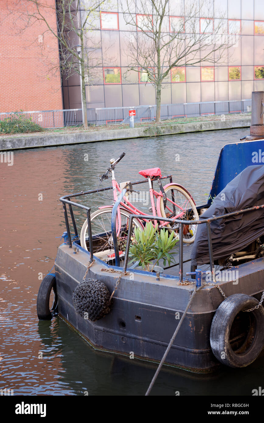 Bicicletta rosa su una piccola barca sul Regent's Canal a Londra Foto Stock