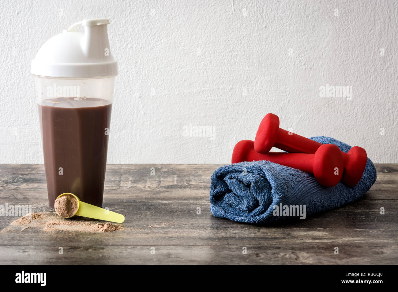Il cioccolato protein shake sul tavolo di legno Foto Stock