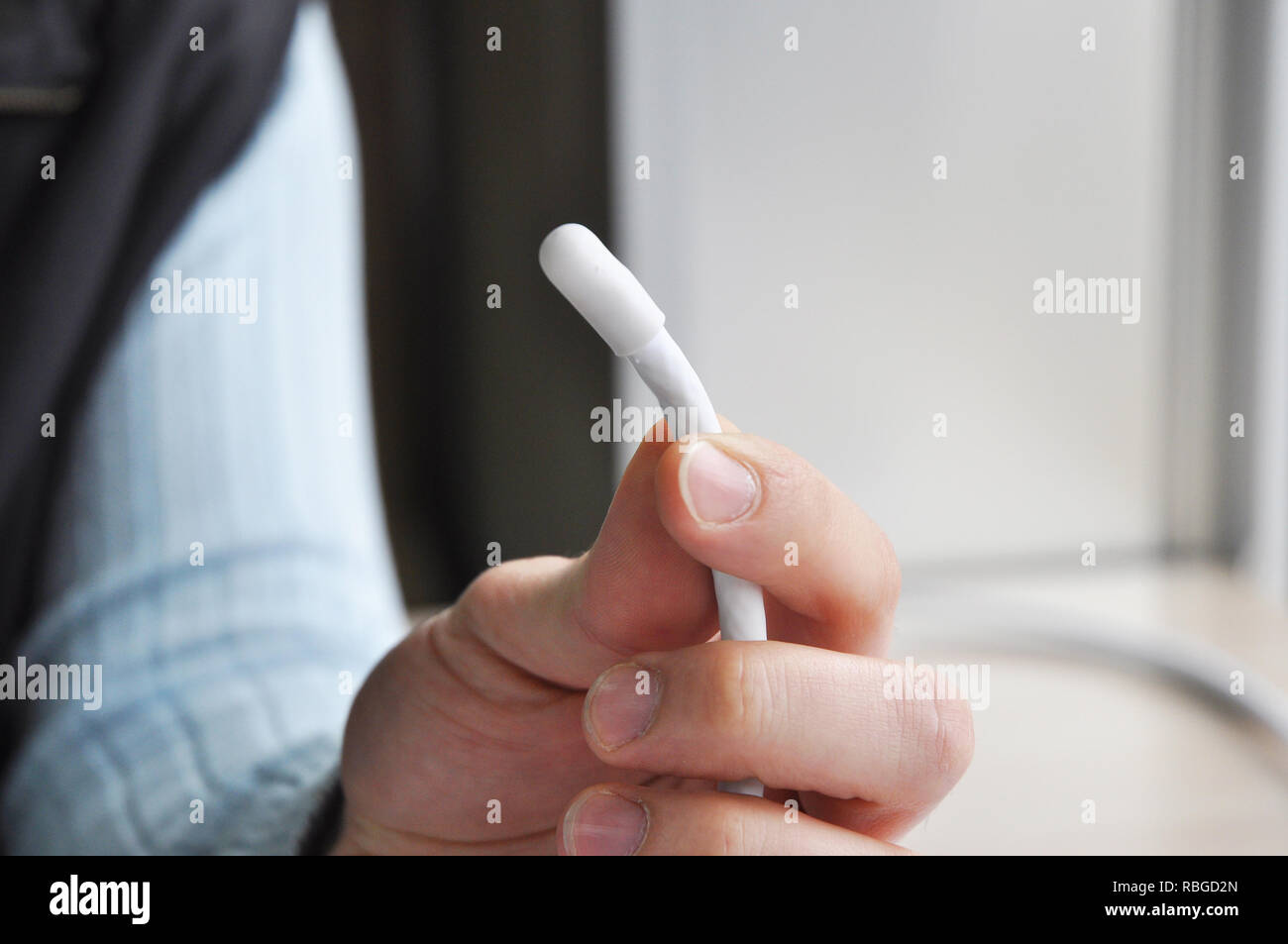 Vicino sul TV Cavo coassiale di riparazione del filo in Repairman mani. Foto Stock