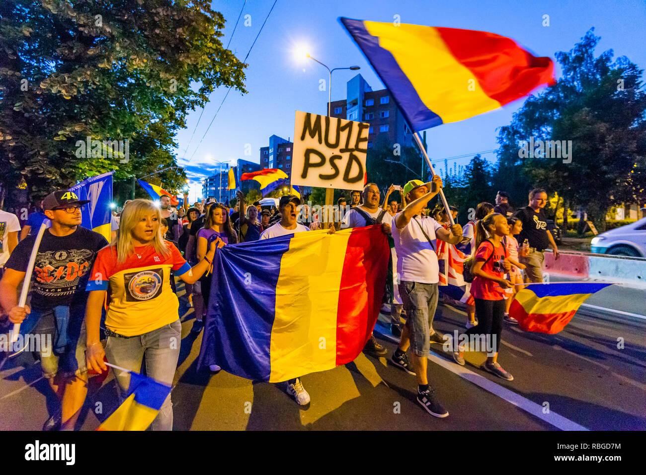 Brasov - Romania, 11 agosto 2018: migliaia di rumeni che vivono in Brasov sostenere la Diaspora governo anti-protesta che si svolgerà a Bucarest. Foto Stock