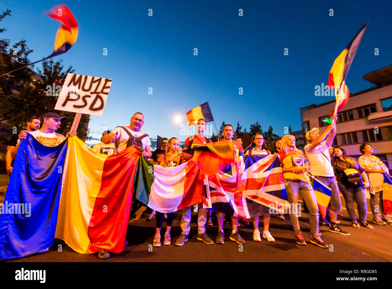Brasov - Romania, 11 agosto 2018: migliaia di rumeni che vivono in Brasov sostenere la Diaspora governo anti-protesta che si svolgerà a Bucarest. Foto Stock
