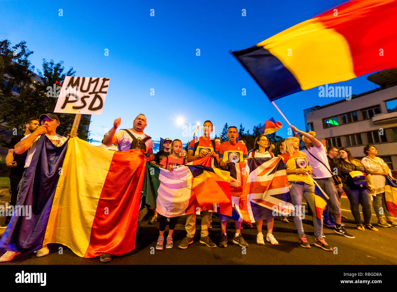 Brasov - Romania, 11 agosto 2018: migliaia di rumeni che vivono in Brasov sostenere la Diaspora governo anti-protesta che si svolgerà a Bucarest. Foto Stock
