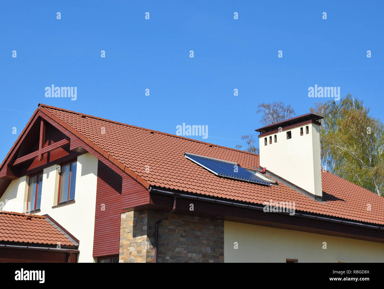 Efficienza energetica nuova Casa Passiva Building Concept esterno. Accogliente casa di coperture con un vuoto di Acqua Solare Di riscaldamento del pannello, pannelli solari, lucernari superarvi Foto Stock