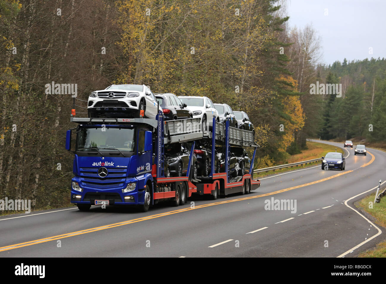 SALO, Finlandia - 22 ottobre 2016: Mercedes-Benz Actros auto transporter cale nuovi M-B auto lungo la strada autunnale nel sud della Finlandia. Foto Stock
