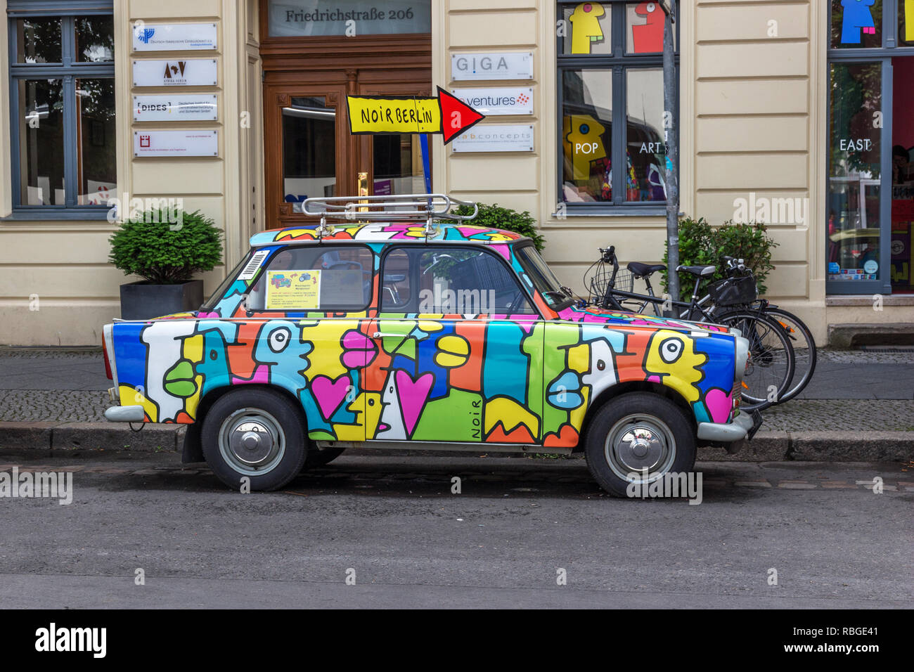 Berlino, Germania, Europa : Giugno 2016 : un vecchio classico colorate Trabant vettura a noleggio Foto Stock