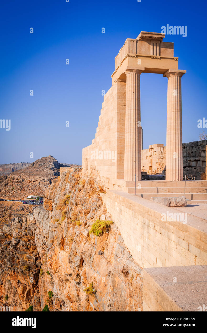 Rhodes, Grecia. Lindos piccolo villaggio imbiancate a calce e l'Acropoli, scenario di Rodi isola del Mar Egeo. Foto Stock