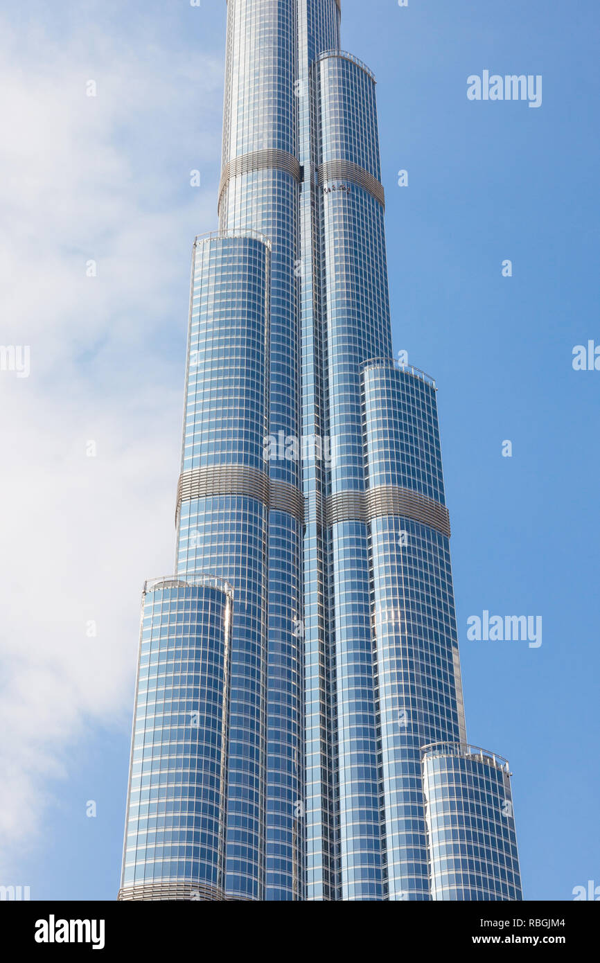 Detergenti per finestre sopraffatte sul Burj Khalifa, il mondo il più alto edificio, situato a Dubai negli Emirati Arabi Uniti. Foto Stock