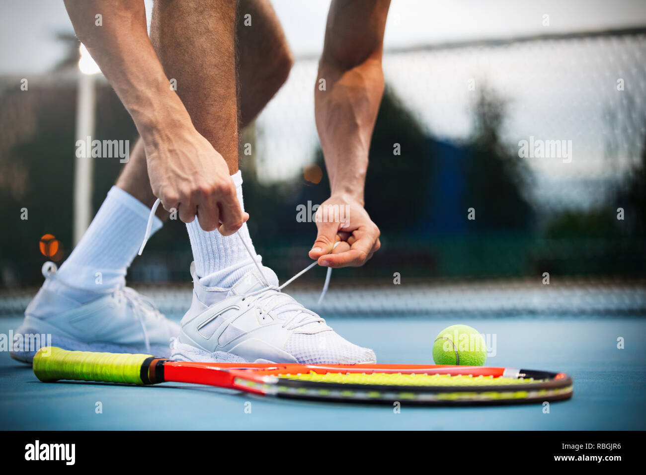 Campo da tennis. Il lettore è quasi pronto per la partita. Sport concept Foto Stock