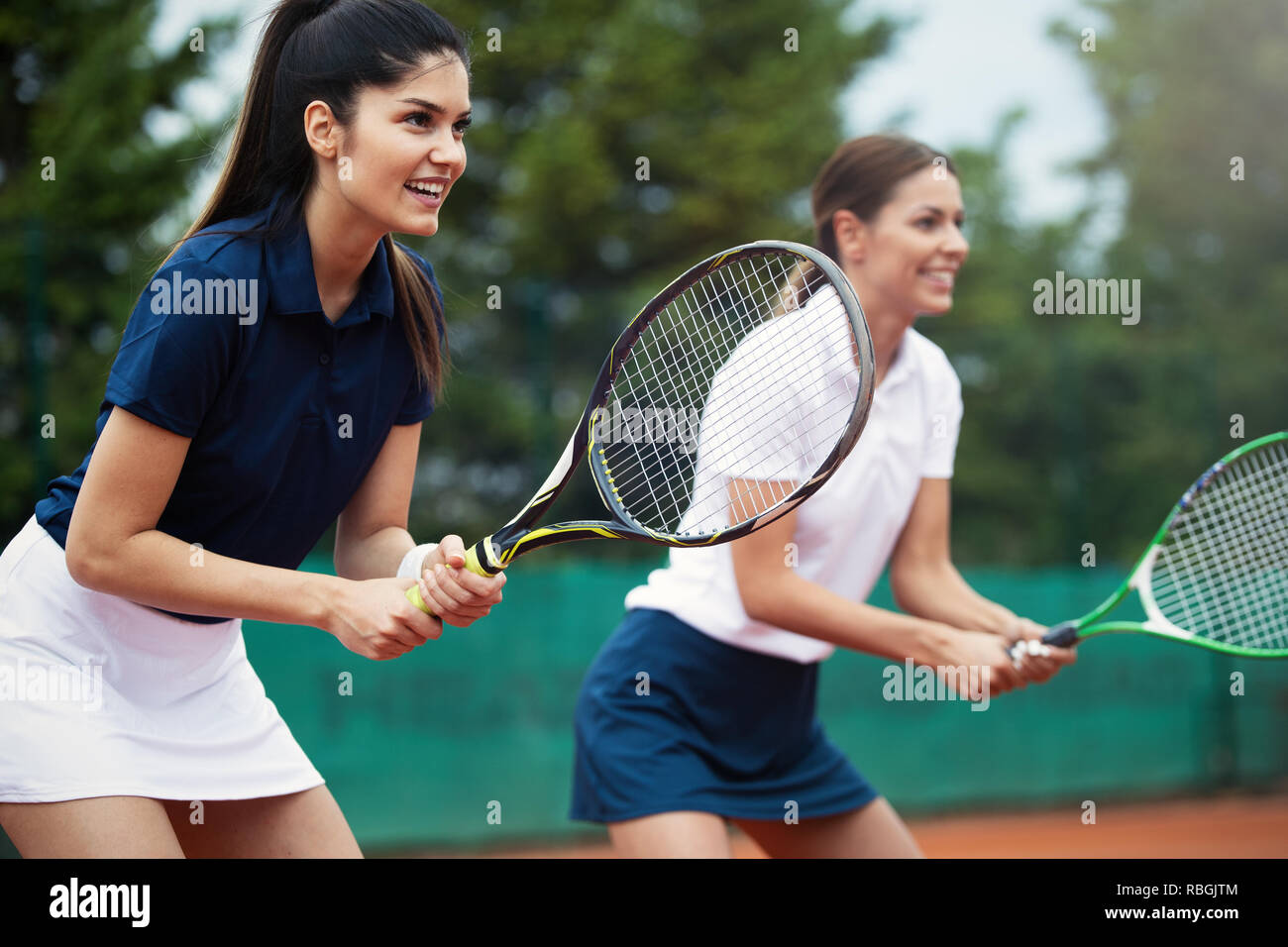 Gruppo di sano happy amici al club di tennis Foto Stock
