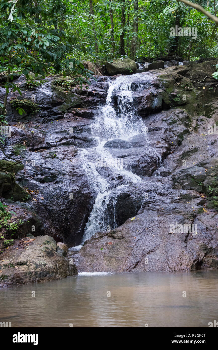 Cascata di Kathu a Phuket, Tailandia. Giorno di estate Foto Stock