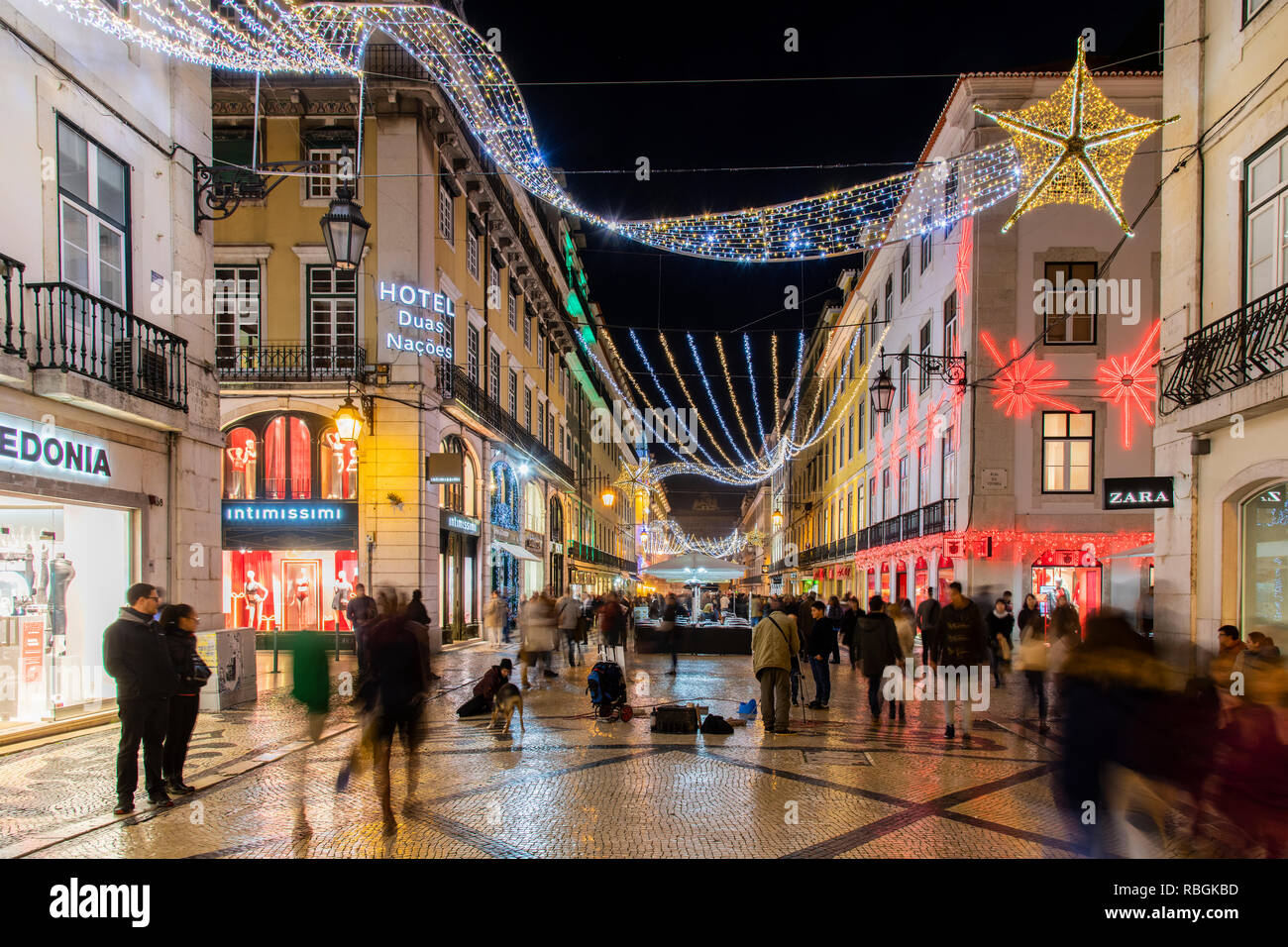 La Rua Augusta mall pedonale adornata con le luci di Natale, Lisbona, Portogallo Foto Stock