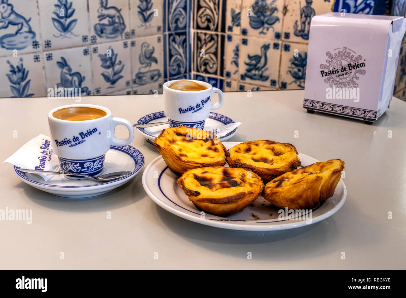 Pastel de Belem o Pasteis de nata crema pasticcera crostate servito con una tazza di caffè presso la storica Pasteis de Belem cafe in Belem, Lisbona, Portogallo Foto Stock