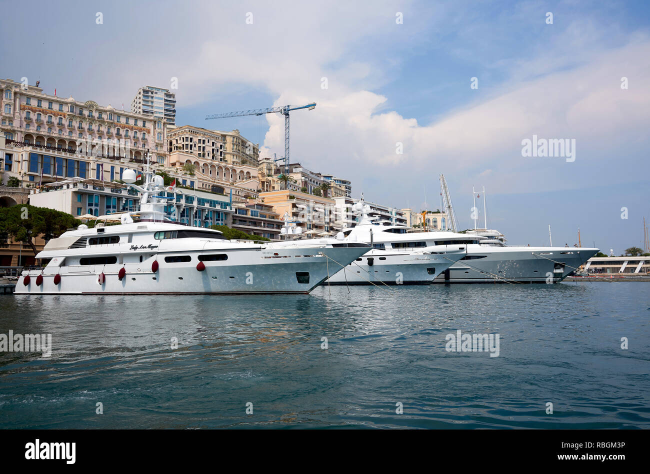 Monaco: Yachts ancoraggio in marina nella parte inferiore degli edifici. In primo piano: Lady Ann Magee, a 49m-lunga barca vela sotto la bandiera Maltese Foto Stock