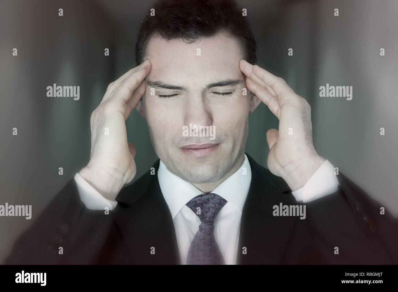 Sottolineato premuto imprenditore tenendo la sua testa nel dolore da stressante il mal di testa di emicrania Foto Stock