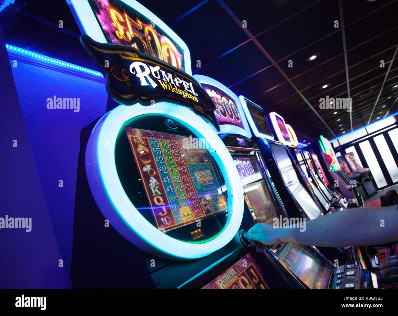 Un uomo gioca high stakes macchine per gioco d'azzardo / fixed odds i terminali scommessa all'interno di un casinò / adulti solo centro di intrattenimento nel Regno Unito Foto Stock