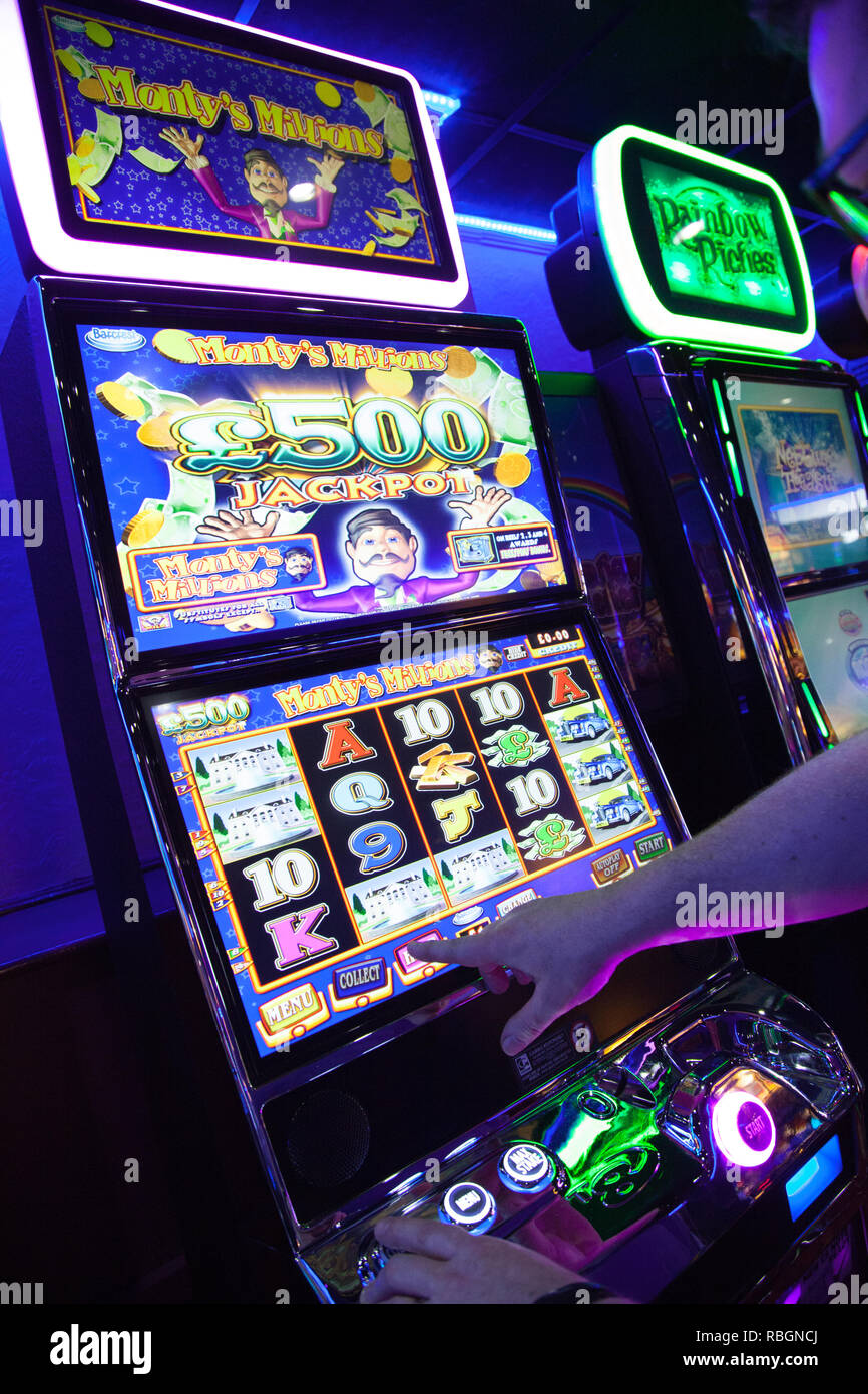 Un uomo gioca high stakes macchine per gioco d'azzardo / fixed odds i terminali scommessa all'interno di un casinò / adulti solo centro di intrattenimento nel Regno Unito Foto Stock