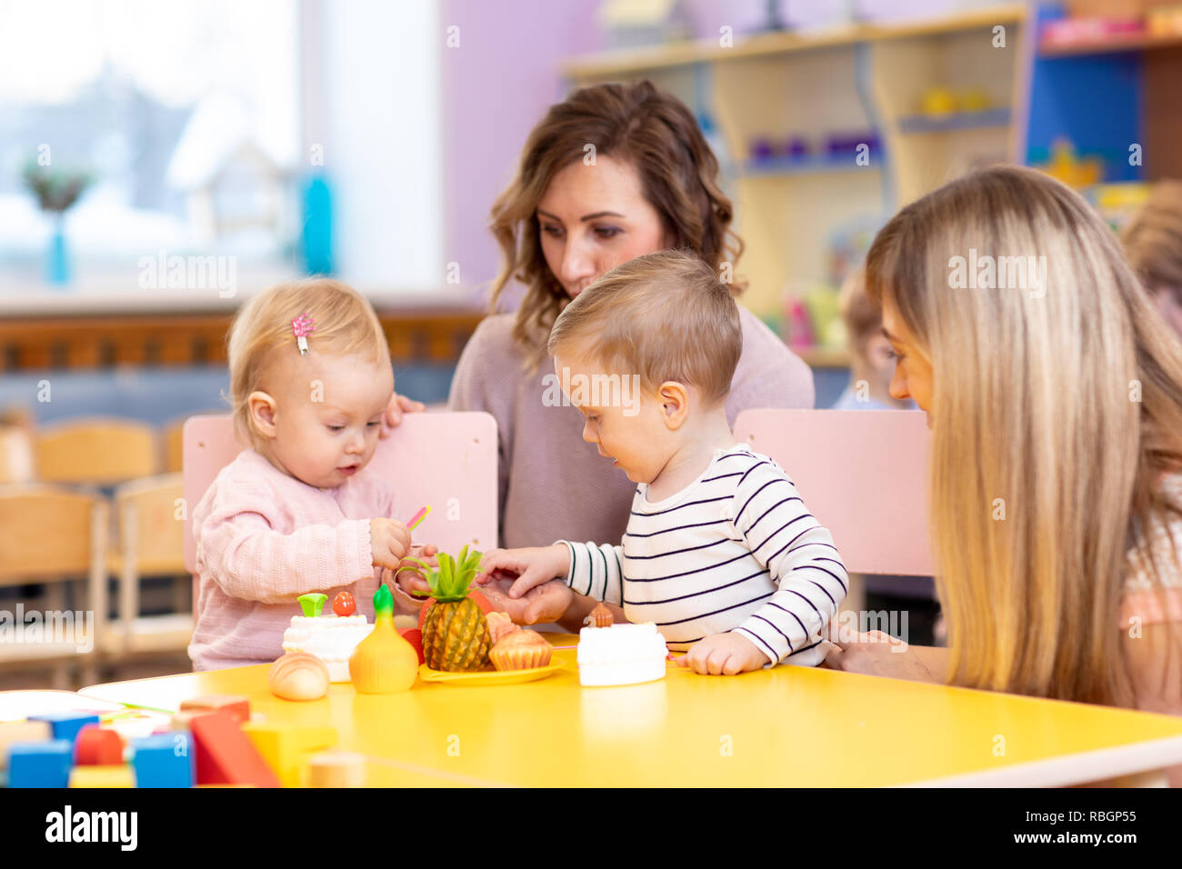 Bambini in età prescolare in aula con docente kindergarten Foto Stock