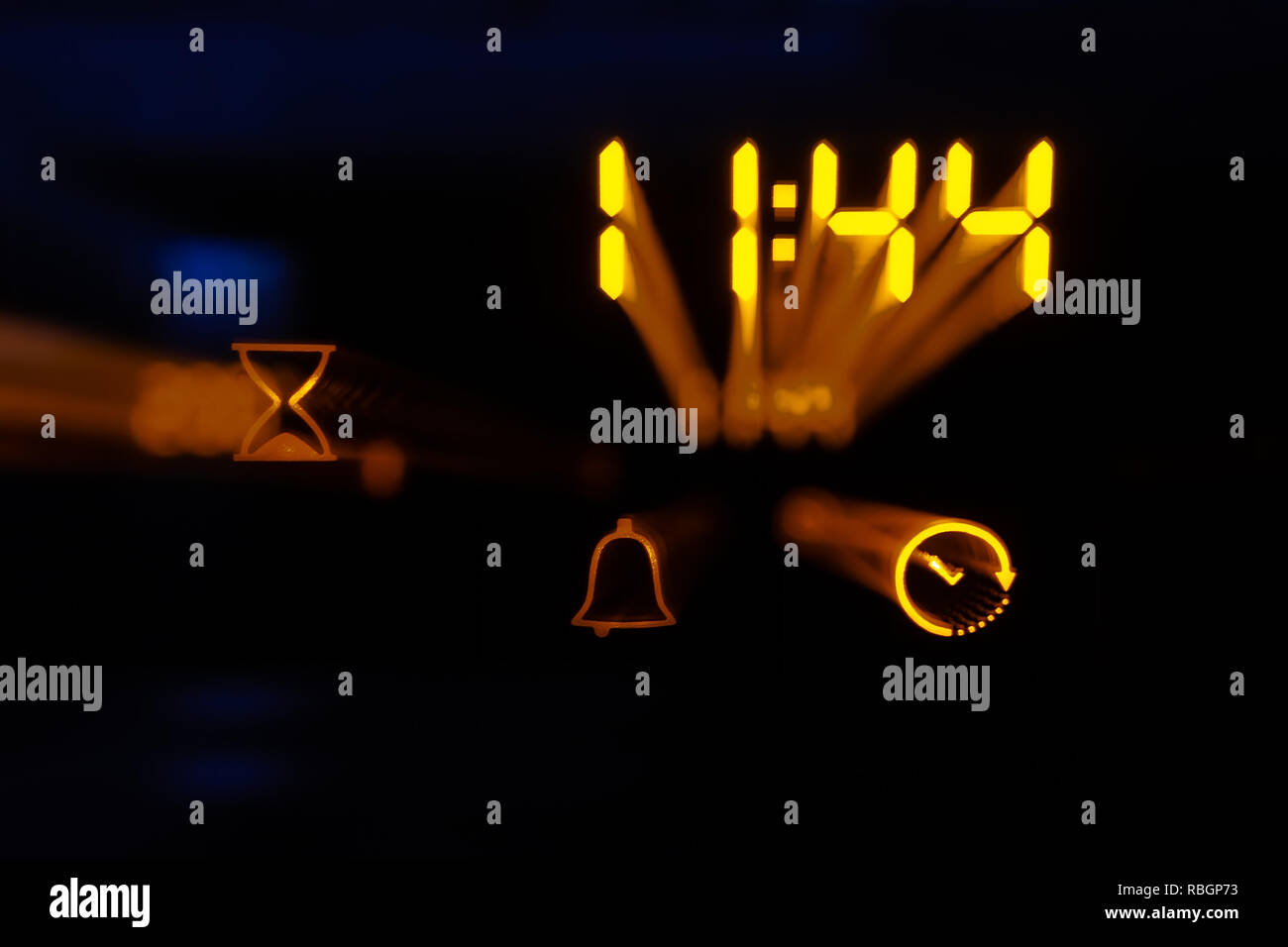 Parte di toccare il pannello di controllo di un forno moderno girato con un effetto zoom. Un concetto moderno di elettrodomestici per la cucina. Foto Stock