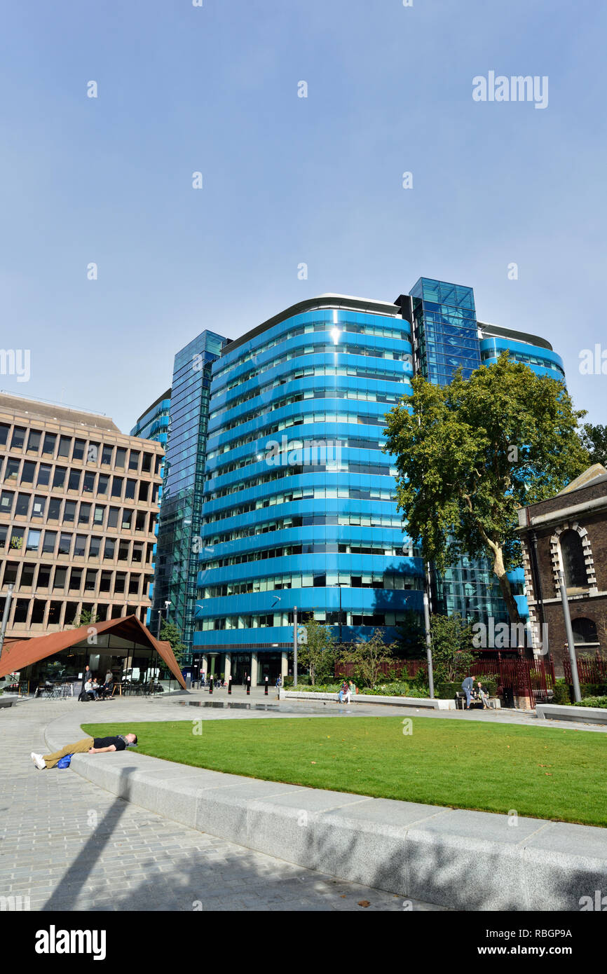 Aldgate Square, Aldgate High St, Londra, Regno Unito Foto Stock