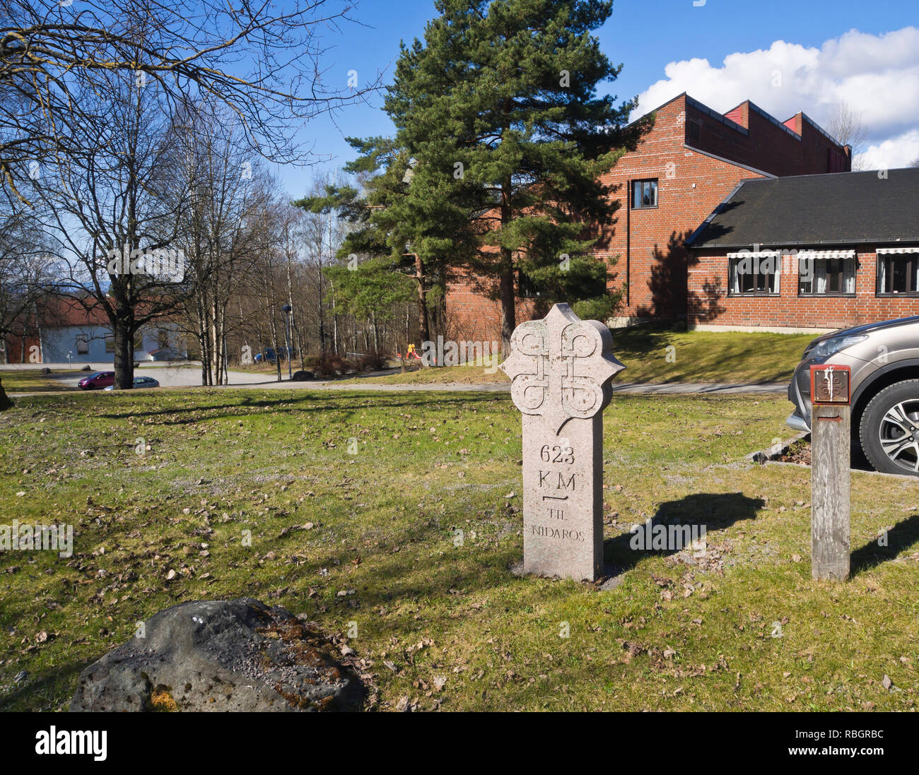 Fase cardine moderno nella segnaletica di granito il popolare percorso del pellegrinaggio a Trondheim e Nidaros impostato nel sobborgo Furuset in Oslo Norvegia Foto Stock