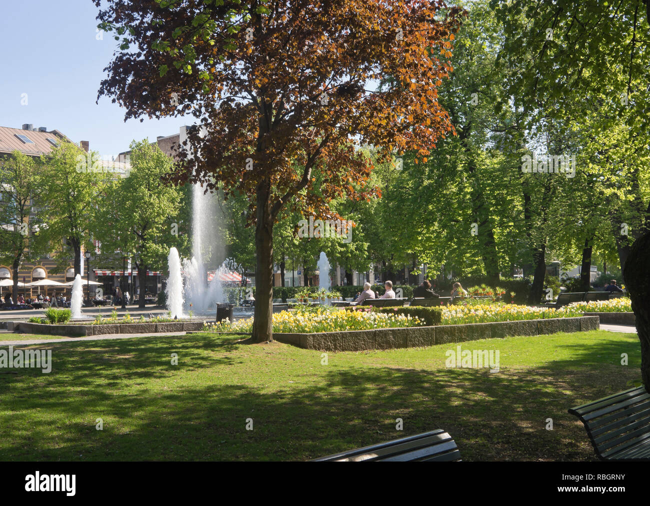 Parco Studenterlunden a Karl Johan street nel centro di Oslo Norvegia, panche fontana e spazi verdi per una pausa di relax Foto Stock