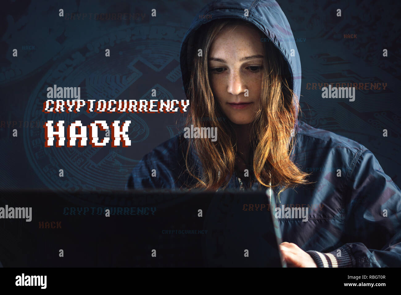 Una ragazza hacker con una faccia sta cercando di rubare cryptocurrency utilizzando un computer. Frode e truffa a Cryptojacking Foto Stock