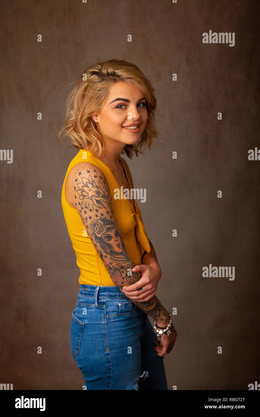 Ritratto di donna bella con tatuaggi. Foto Stock