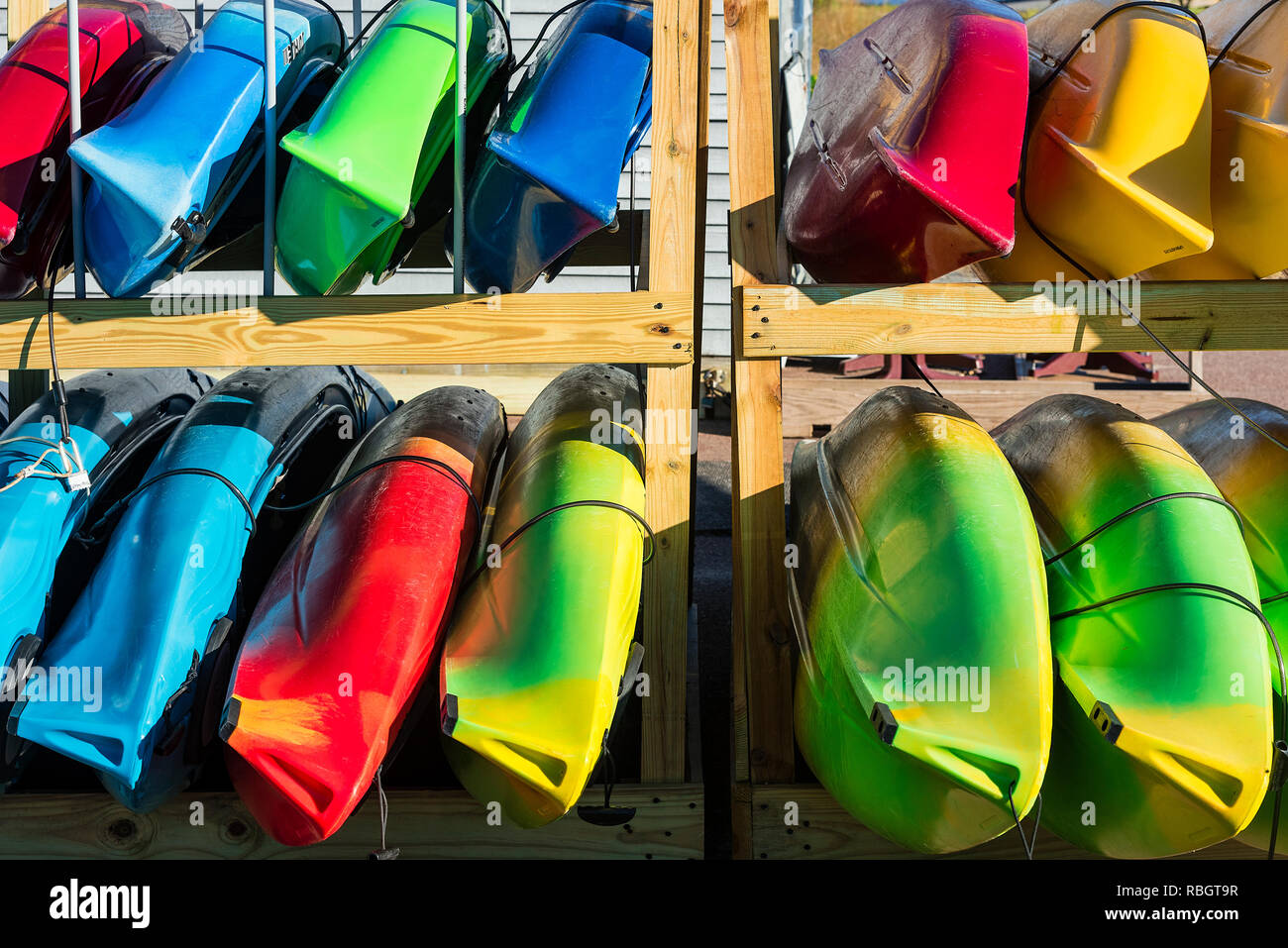 Selezione di kayak a disposizione per l'affitto, Cape Cod, Massachusetts, STATI UNITI D'AMERICA. Foto Stock