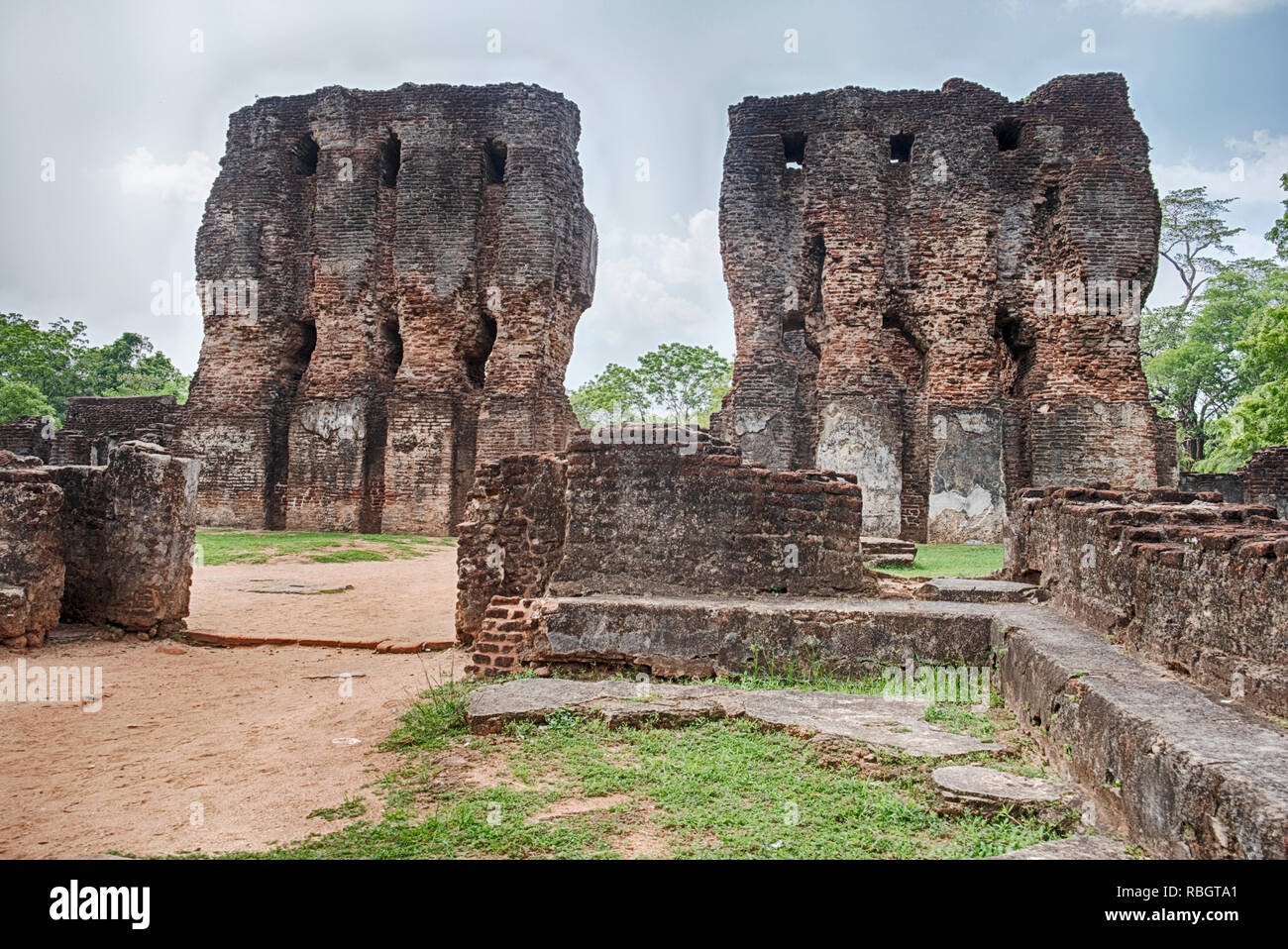 Due torri di pietra del palazzo reale sono ancora in piedi nella città antica di Polonnaruwa sullo Sri Lanka. Foto Stock