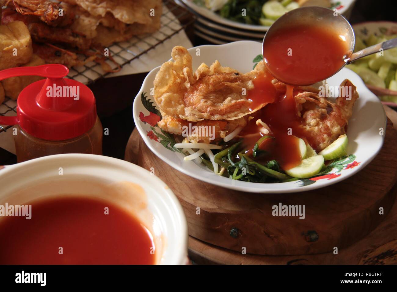 Tau Kua egli Chi, la Medanese piatto Peranakan di frittelle di riso e verdure con dolci salsa acida da Medan, nel nord di Sumatra Foto Stock