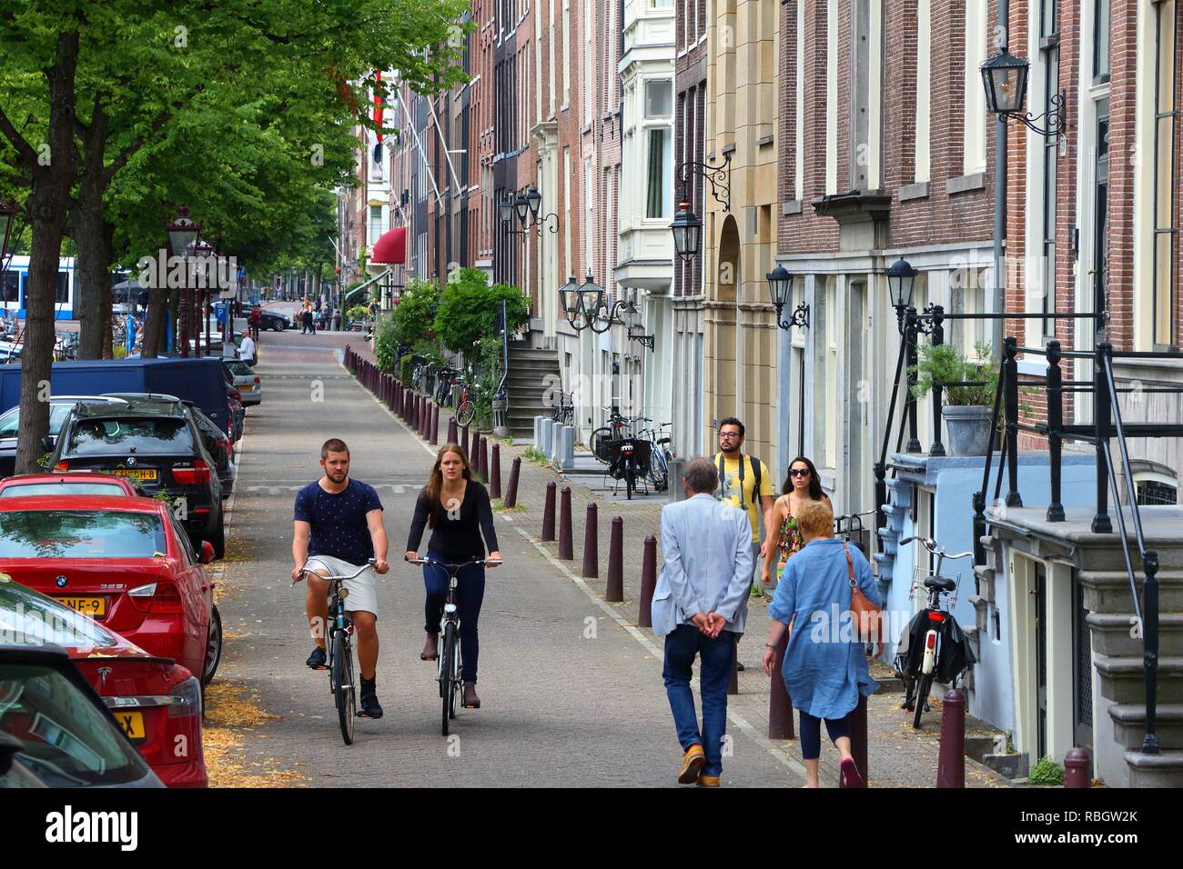 AMSTERDAM, Paesi Bassi - 8 Luglio 2017: la gente in bici in Amsterdam, Paesi Bassi. Ci sono più di 13 milioni di biciclette nei Paesi Bassi (countr Foto Stock