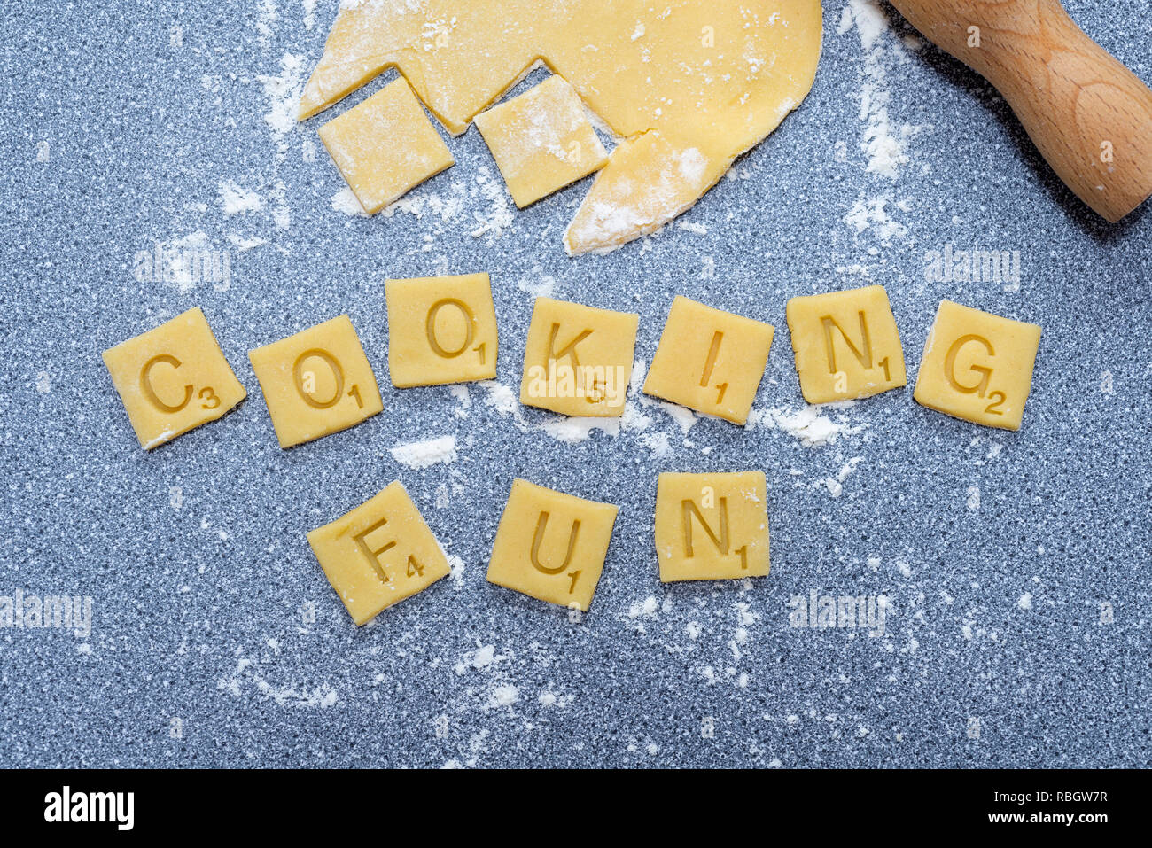 La cottura di divertimento - parole di scrabble realizzato da biscotto / pasta biscotto. Foto Stock