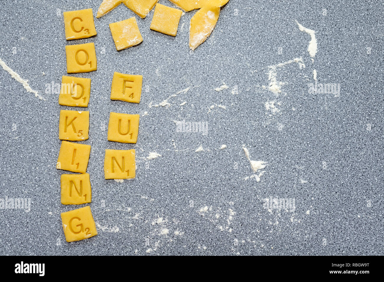 La cottura di divertimento - parole di scrabble realizzato da biscotto / pasta biscotto. Foto Stock
