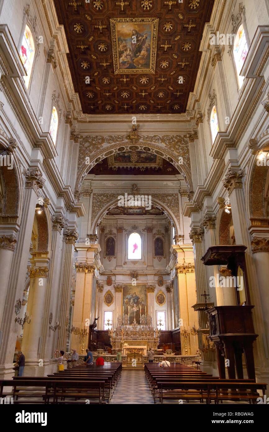 LECCE, Italia - Giugno 1, 2017: la gente di visitare la cattedrale di Lecce, Italia. Il barocco landmark è dedicata all'Assunzione della Vergine Maria. Foto Stock