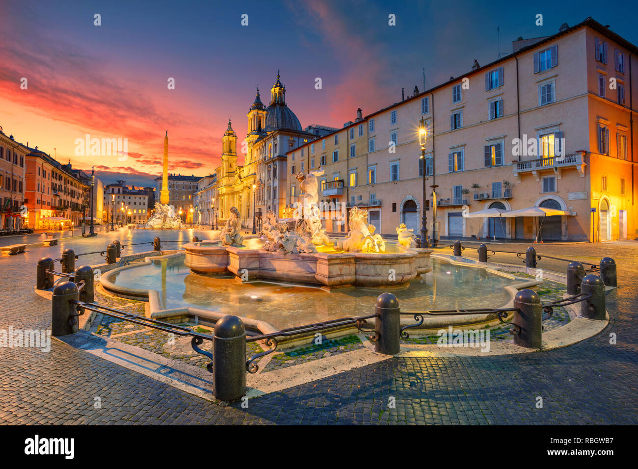 Roma. Cityscape immagine di Piazza Navona, Roma con la fontana del Nettuno durante la bellissima alba. Foto Stock