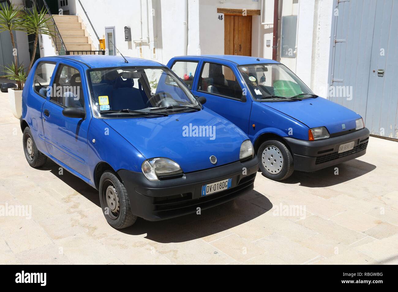 MONOPOLI, Italia - 29 Maggio 2017: Blu Fiat Seicento e Cinquecento - due  generazioni di piccole automobili parcheggiate in Italia. Ci sono 41  milioni di veicoli a motore Foto stock - Alamy