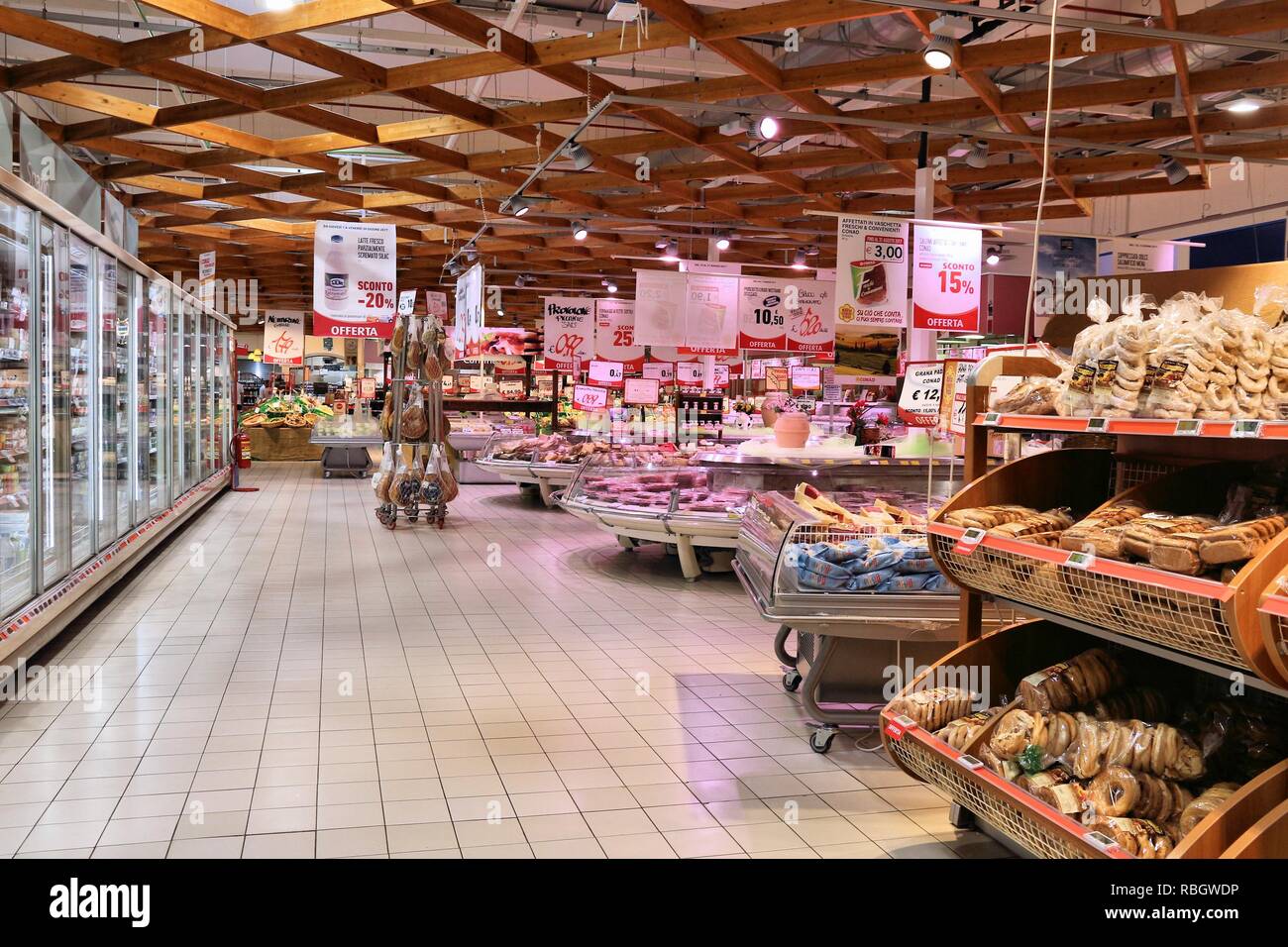 La puglia, Italia - Giugno 6, 2017: supermercato nella regione Puglia. Italiano i prezzi al consumo sono cresciuti del 14% in dieci anni (2007-2017). Foto Stock