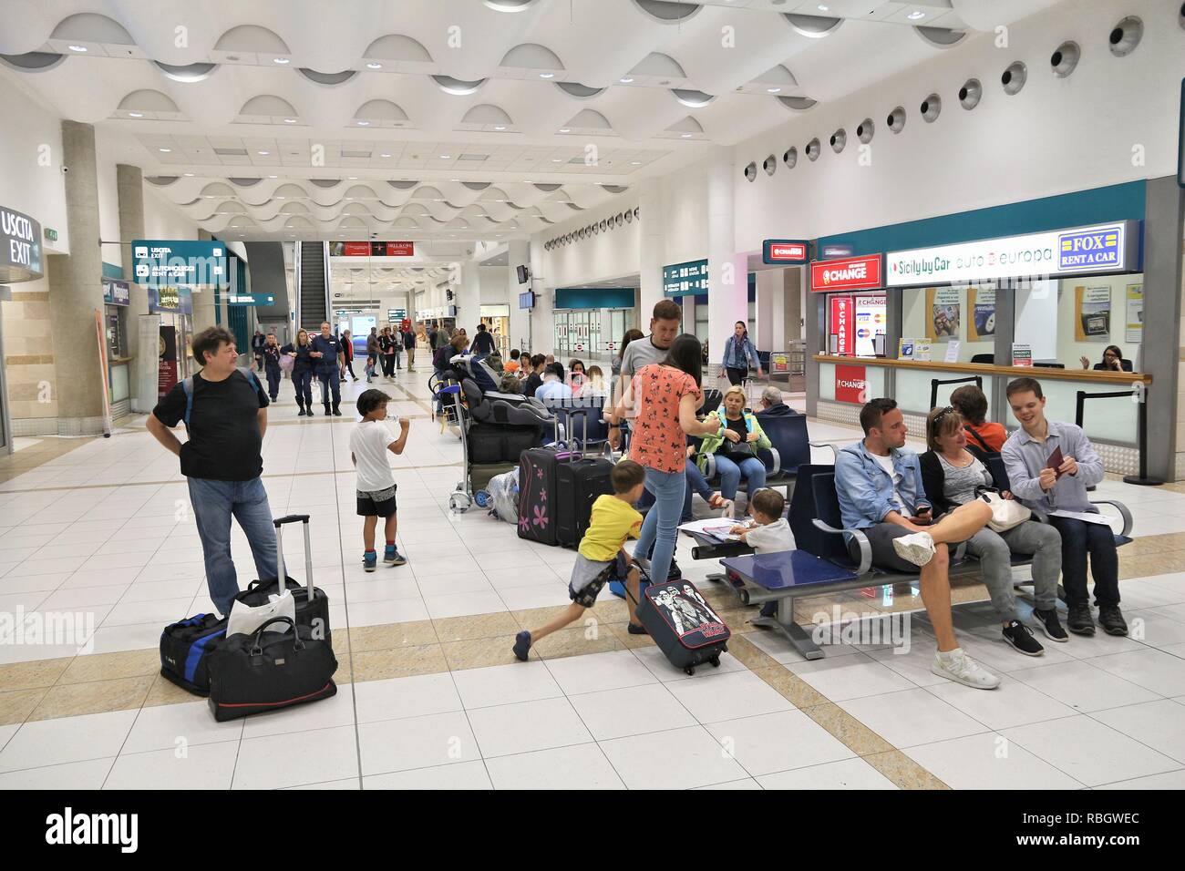 BARI, Italia - 27 Maggio 2017: i passeggeri frettolosi all aeroporto di Bari in Italia. Aeroporto di Bari ha avuto 4,3 milioni di passeggeri nel 2016. Foto Stock