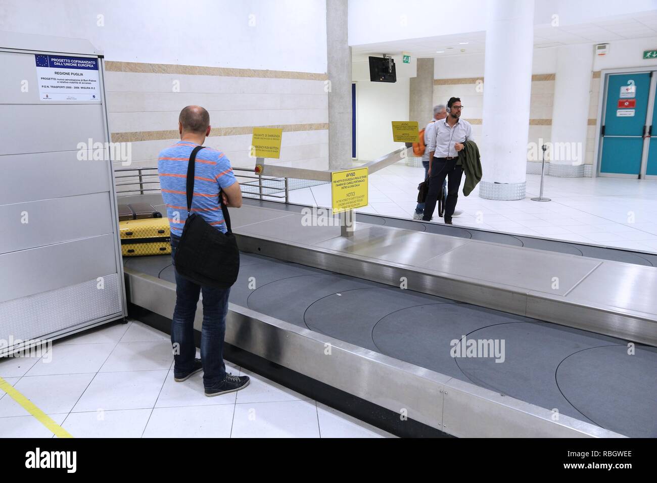 BARI, Italia - 27 Maggio 2017: la gente in attesa per i bagagli presso il reclamo bagagli giostra a Aeroporto Di Bari in Italia. Aeroporto di Bari ha avuto 4,3 milioni di passeggeri in 2 Foto Stock