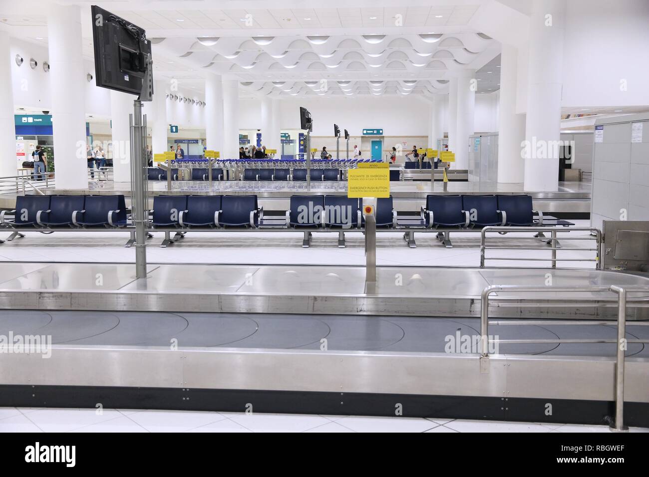 BARI, Italia - 27 Maggio 2017: la gente in attesa per i bagagli presso il reclamo bagagli giostra a Aeroporto Di Bari in Italia. Aeroporto di Bari ha avuto 4,3 milioni di passeggeri in 2 Foto Stock