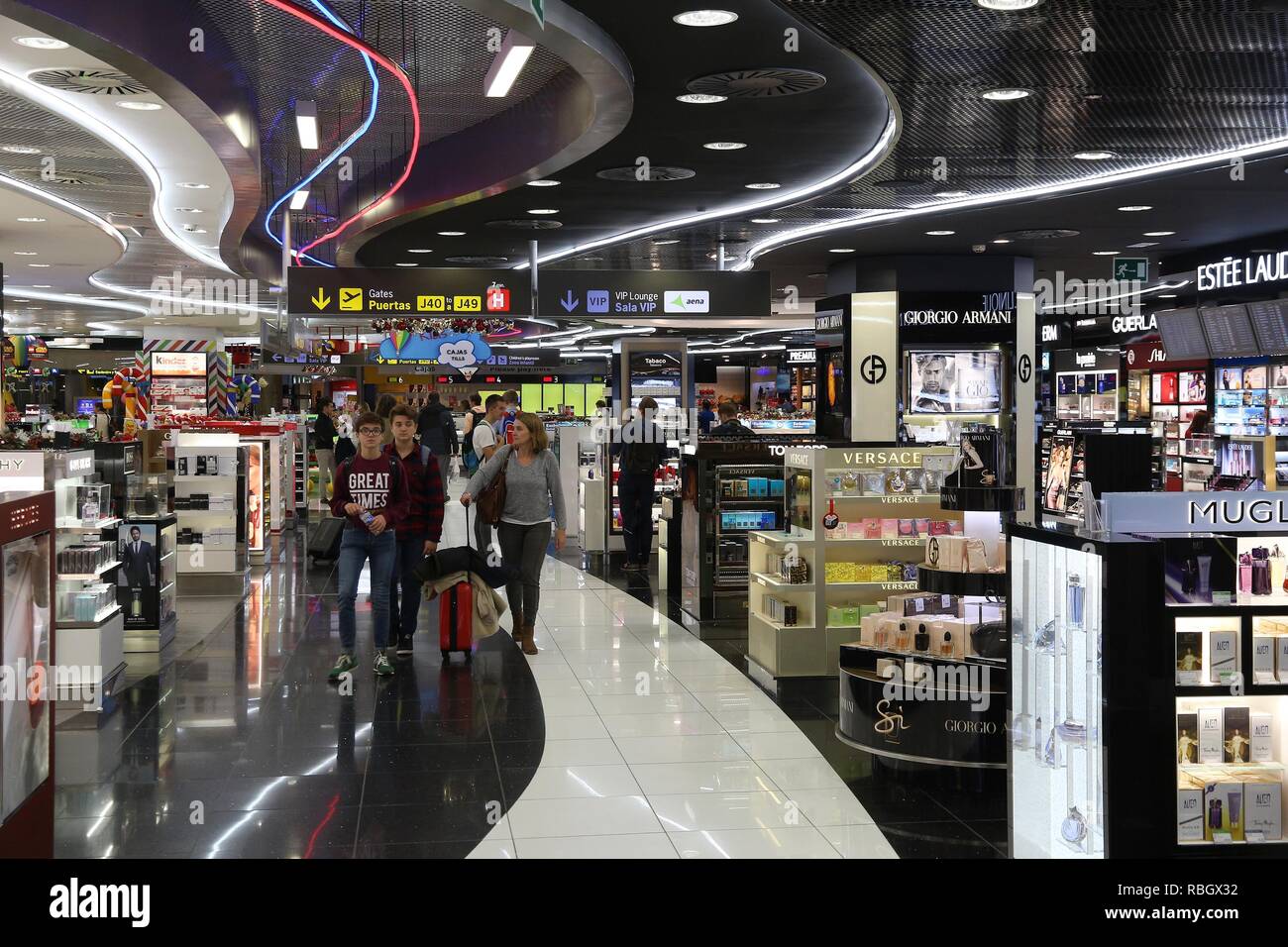 MADRID, Spagna - 6 dicembre 2016: Visita i passeggeri aeroporto Barajas di Madrid in Spagna. Essa è il sesto aeroporto più trafficato in Europa, con 50,4 milioni passeng Foto Stock