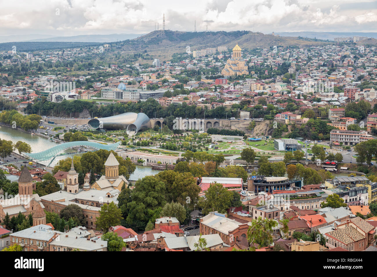Vista dalla montagna Mtatsminda sul Parco Rike, Trinità e altri luoghi di interesse di Tbilisi, Georgia Foto Stock