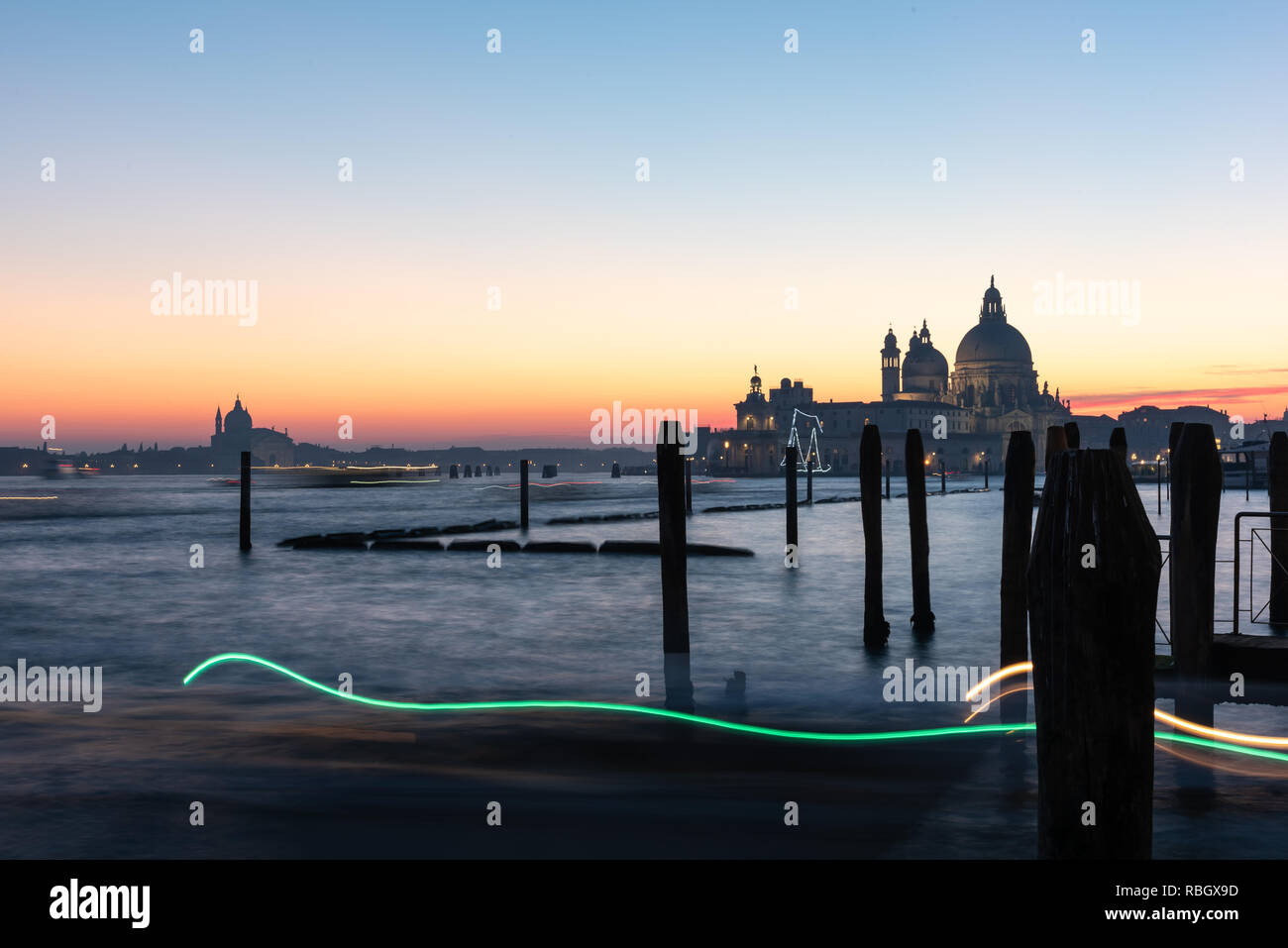 Vista notturna del bacino San Marco e la chiesa di Santa Maria della Salute Basilica a Venezia, Italia Foto Stock