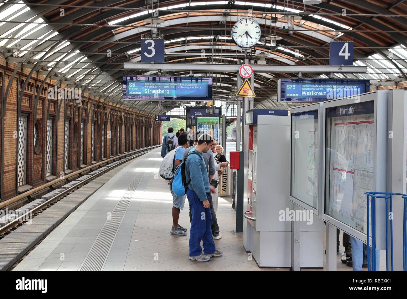 Berlino, Germania - 27 agosto 2014: la gente di attendere alla stazione Hackescher Markt della S-Bahn stazione ferroviaria di Berlino. S-Bahn Berlin serve 440 milioni annui corse (20 Foto Stock